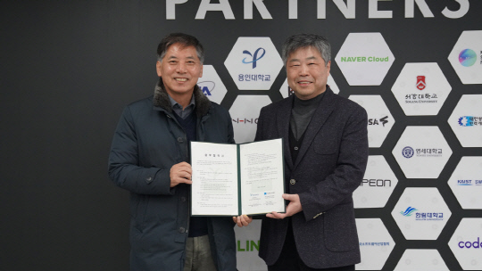 전영표 이노베이션아카데미 학장(왼쪽)과 이완주 용인대학교 AI융합대학장이 기념 촬영을 하고 있다. 이노베이션아카데미 제공